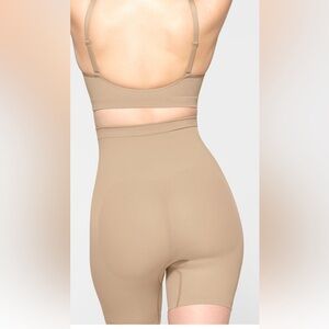 Skims sculpting short mid thigh S/M